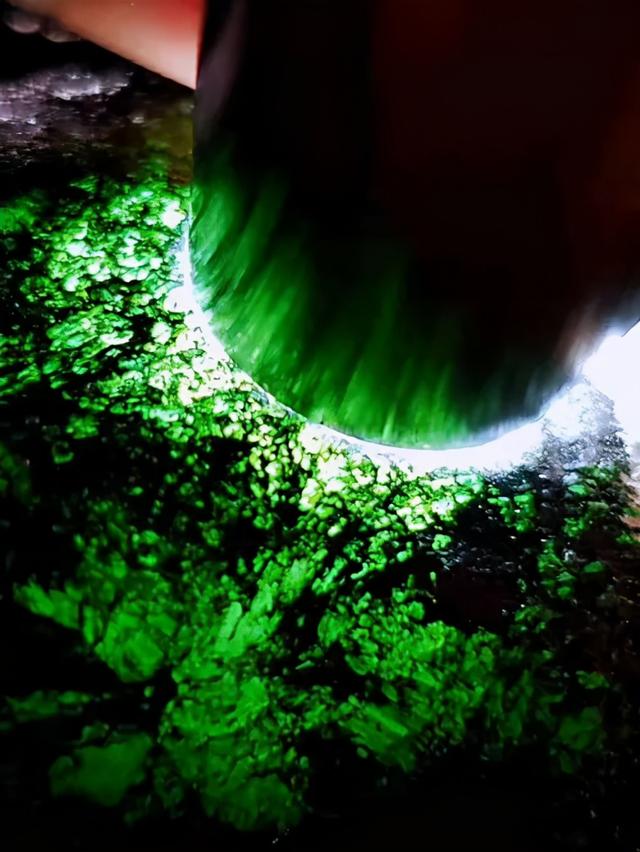 翡翠原石翻沙料知识一块不脱沙的翡翠原石-第6张图片-翡翠网 翡翠原石翻沙料知识一块不脱沙的翡翠原石-第6张图片-翡翠网