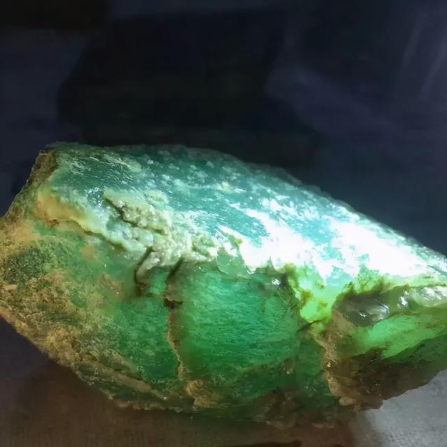 翡翠原石翻沙料知识一块不脱沙的翡翠原石-第9张图片-翡翠网 翡翠原石翻沙料知识一块不脱沙的翡翠原石-第9张图片-翡翠网