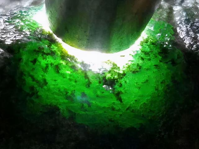 翡翠原石翻沙料知识一块不脱沙的翡翠原石-第10张图片-翡翠网 翡翠原石翻沙料知识一块不脱沙的翡翠原石-第10张图片-翡翠网