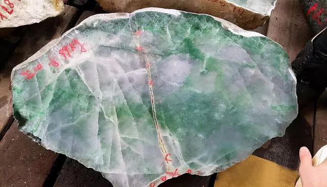 翡翠原石开口不好吗,中国河里有翡翠原石吗-第3张图片-翡翠网 翡翠原石开口不好吗,中国河里有翡翠原石吗-第3张图片-翡翠网