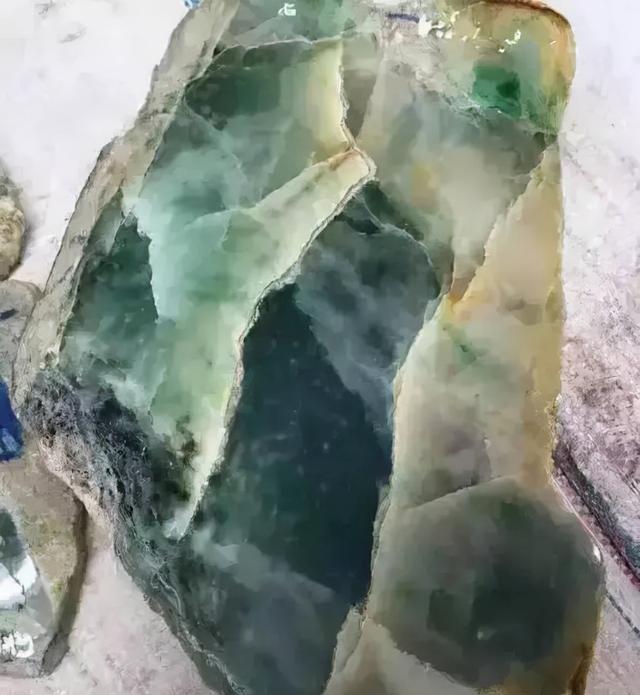 翡翠原石开口不好吗,中国河里有翡翠原石吗-第9张图片-翡翠网 翡翠原石开口不好吗,中国河里有翡翠原石吗-第9张图片-翡翠网