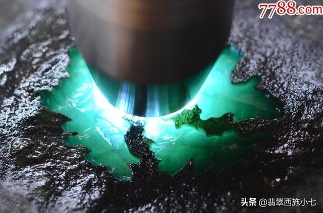 翡翠原石黑乌沙表面有白雾翡翠原石场口-第7张图片-翡翠网 翡翠原石黑乌沙表面有白雾翡翠原石场口-第7张图片-翡翠网