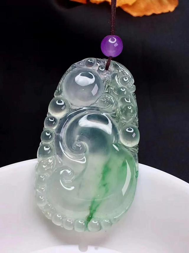 原石手工去皮全图解,翡翠原石加工有没有料抵工钱一说-第1张图片-翡翠网 原石手工去皮全图解,翡翠原石加工有没有料抵工钱一说-第1张图片-翡翠网