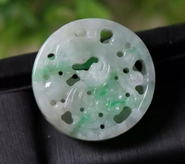 原石手工去皮全图解,翡翠原石加工有没有料抵工钱一说-第4张图片-翡翠网 原石手工去皮全图解,翡翠原石加工有没有料抵工钱一说-第4张图片-翡翠网