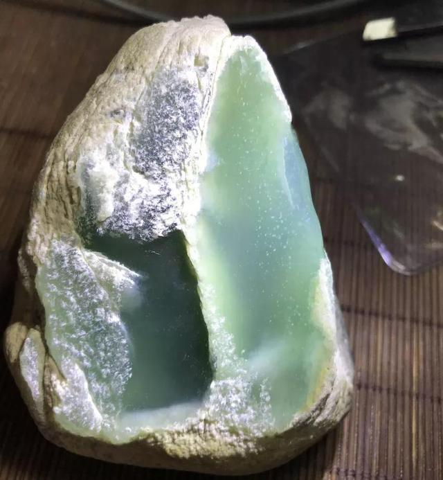 原石手工去皮全图解,翡翠原石加工有没有料抵工钱一说-第13张图片-翡翠网 原石手工去皮全图解,翡翠原石加工有没有料抵工钱一说-第13张图片-翡翠网