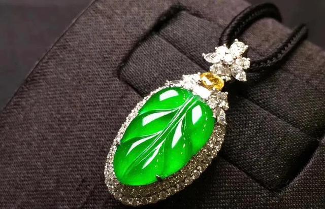 原石手工去皮全图解,翡翠原石加工有没有料抵工钱一说-第15张图片-翡翠网 原石手工去皮全图解,翡翠原石加工有没有料抵工钱一说-第15张图片-翡翠网