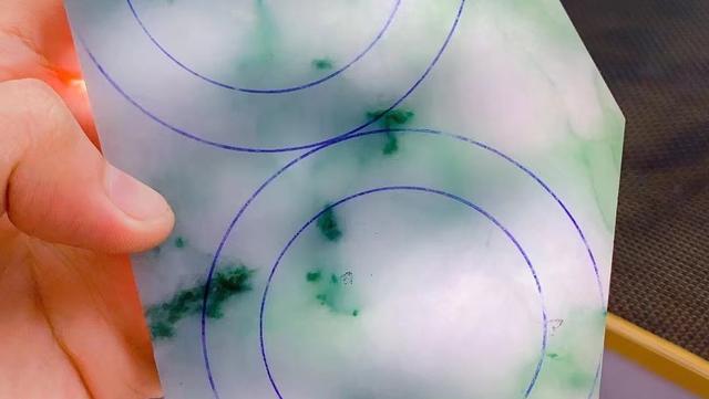 戴翡翠手镯的男人,哪里戴翡翠手镯的人多-第1张图片-翡翠网 戴翡翠手镯的男人,哪里戴翡翠手镯的人多-第1张图片-翡翠网