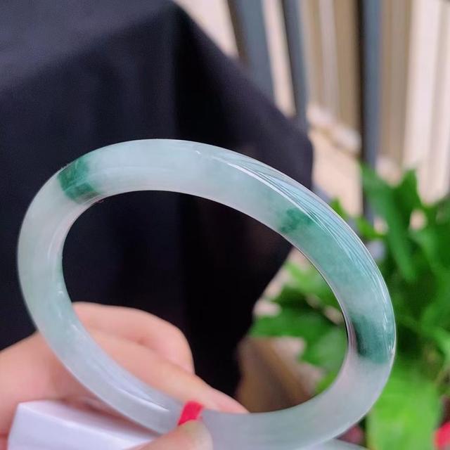 戴翡翠手镯的男人,哪里戴翡翠手镯的人多-第2张图片-翡翠网 戴翡翠手镯的男人,哪里戴翡翠手镯的人多-第2张图片-翡翠网