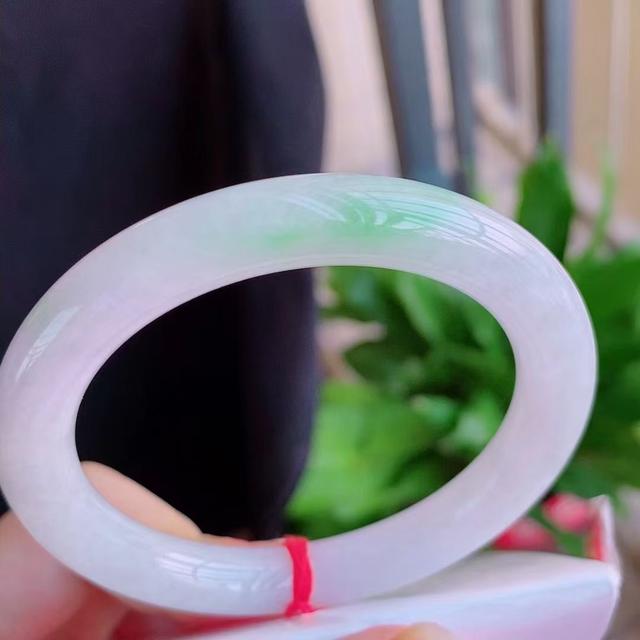 戴翡翠手镯的男人,哪里戴翡翠手镯的人多-第4张图片-翡翠网 戴翡翠手镯的男人,哪里戴翡翠手镯的人多-第4张图片-翡翠网