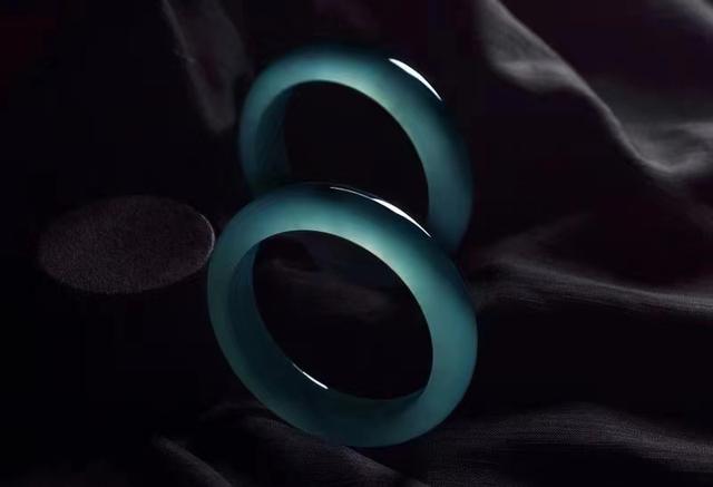 戴翡翠手镯的男人,哪里戴翡翠手镯的人多-第8张图片-翡翠网 戴翡翠手镯的男人,哪里戴翡翠手镯的人多-第8张图片-翡翠网