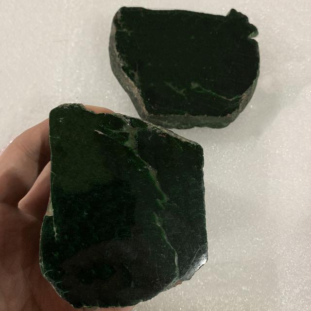 关于翡翠原石如果没有石皮呢的信息-第3张图片-翡翠网 关于翡翠原石如果没有石皮呢的信息-第3张图片-翡翠网