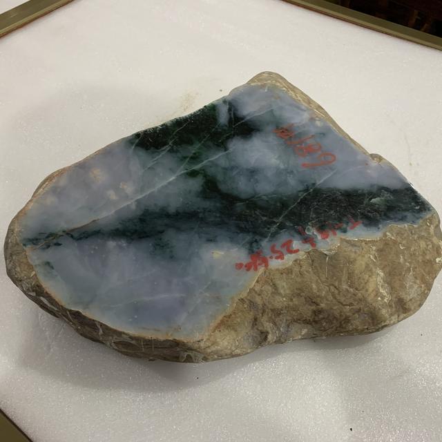 关于翡翠原石如果没有石皮呢的信息-第6张图片-翡翠网 关于翡翠原石如果没有石皮呢的信息-第6张图片-翡翠网