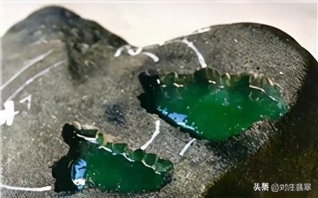 水翻砂翡翠原石是什么翡翠原石的砂法-第2张图片-翡翠网 水翻砂翡翠原石是什么翡翠原石的砂法-第2张图片-翡翠网