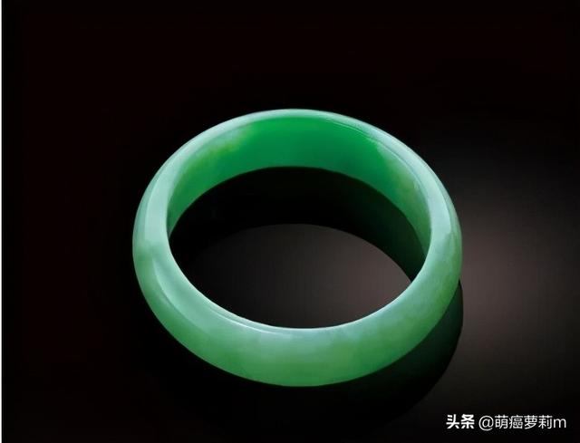 苹果绿翡翠手镯价格苹果绿翡翠原石-第1张图片-翡翠网 苹果绿翡翠手镯价格苹果绿翡翠原石-第1张图片-翡翠网