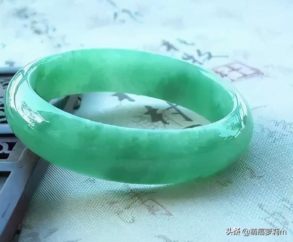 苹果绿翡翠手镯价格苹果绿翡翠原石-第2张图片-翡翠网 苹果绿翡翠手镯价格苹果绿翡翠原石-第2张图片-翡翠网