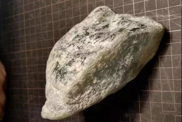 玻璃种翡翠毛料河池翡翠原石毛料冰种-第1张图片-翡翠网 玻璃种翡翠毛料河池翡翠原石毛料冰种-第1张图片-翡翠网