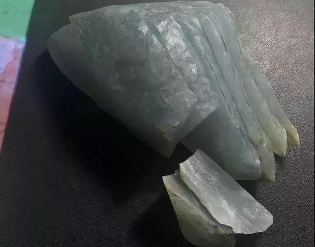 玻璃种翡翠毛料河池翡翠原石毛料冰种-第3张图片-翡翠网 玻璃种翡翠毛料河池翡翠原石毛料冰种-第3张图片-翡翠网