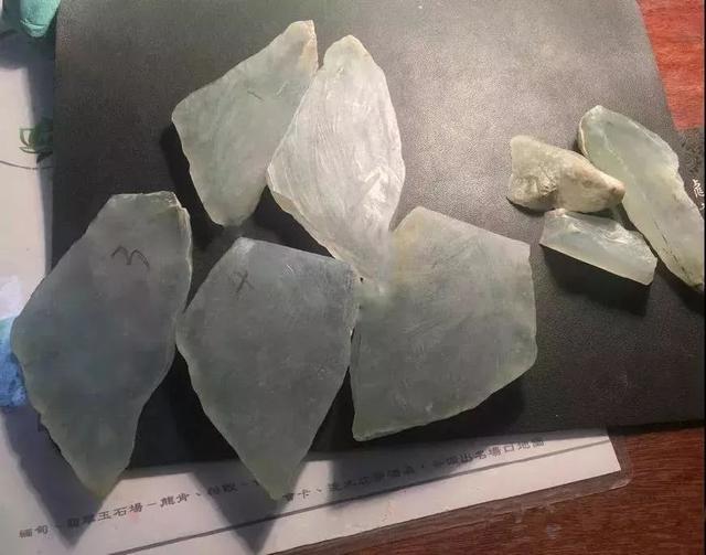 玻璃种翡翠毛料河池翡翠原石毛料冰种-第4张图片-翡翠网 玻璃种翡翠毛料河池翡翠原石毛料冰种-第4张图片-翡翠网