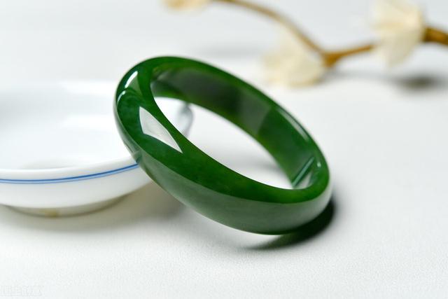 玉跟翡翠的区别在哪里,翡翠和玉石成分是什么-第2张图片-翡翠网 玉跟翡翠的区别在哪里,翡翠和玉石成分是什么-第2张图片-翡翠网