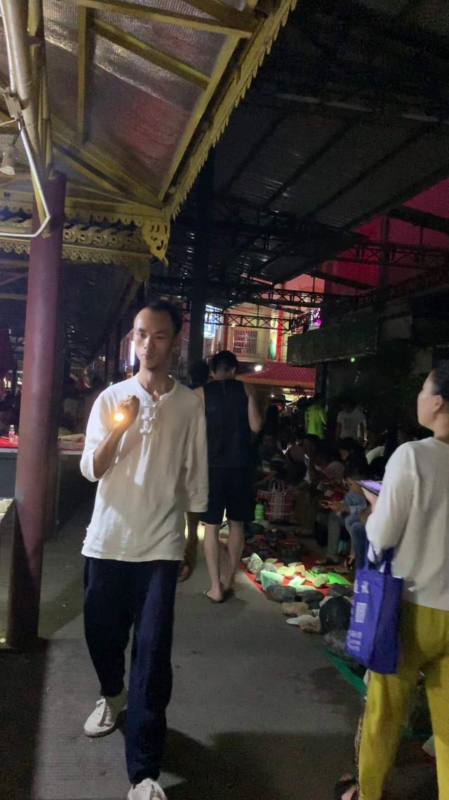 玉跟翡翠的区别在哪里,翡翠和玉石成分是什么-第6张图片-翡翠网 玉跟翡翠的区别在哪里,翡翠和玉石成分是什么-第6张图片-翡翠网