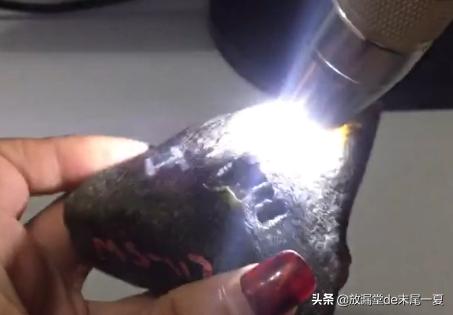 关于白冰翡翠原石1公斤市场价多少钱的信息-第1张图片-翡翠网 关于白冰翡翠原石1公斤市场价多少钱的信息-第1张图片-翡翠网