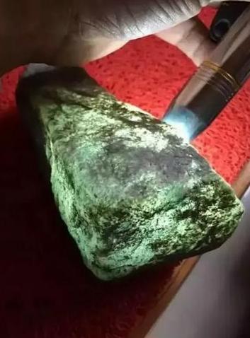 浅灰绿色翡翠a货手镯多少钱翡翠镯子的价位-第1张图片-翡翠网 浅灰绿色翡翠a货手镯多少钱翡翠镯子的价位-第1张图片-翡翠网