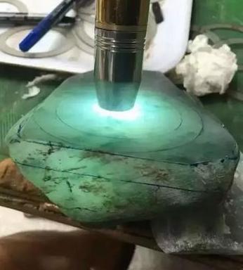 浅灰绿色翡翠a货手镯多少钱翡翠镯子的价位-第2张图片-翡翠网 浅灰绿色翡翠a货手镯多少钱翡翠镯子的价位-第2张图片-翡翠网