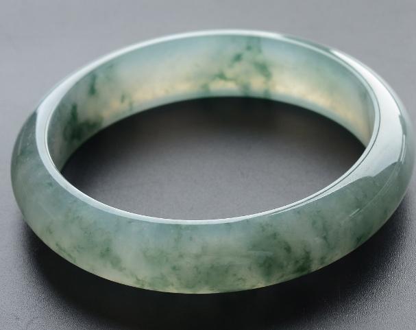 浅灰绿色翡翠a货手镯多少钱翡翠镯子的价位-第4张图片-翡翠网 浅灰绿色翡翠a货手镯多少钱翡翠镯子的价位-第4张图片-翡翠网