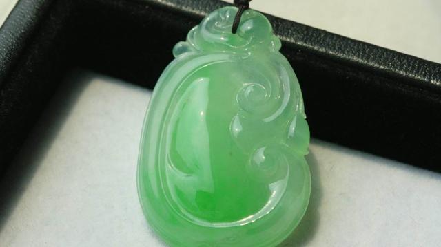 浅灰绿色翡翠a货手镯多少钱翡翠镯子的价位-第7张图片-翡翠网 浅灰绿色翡翠a货手镯多少钱翡翠镯子的价位-第7张图片-翡翠网