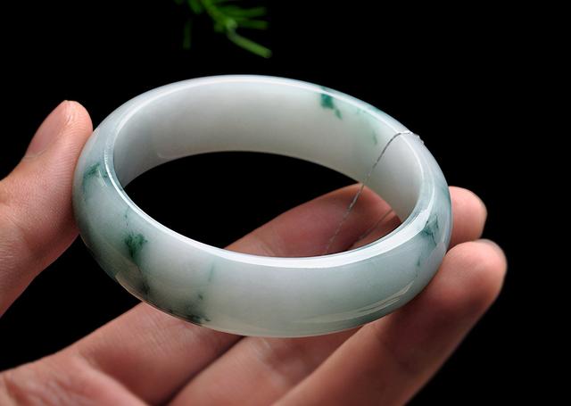 帮忙看看翡翠手镯2000买的值抖音直播间卖几千的玉镯-第4张图片-翡翠网 帮忙看看翡翠手镯2000买的值抖音直播间卖几千的玉镯-第4张图片-翡翠网