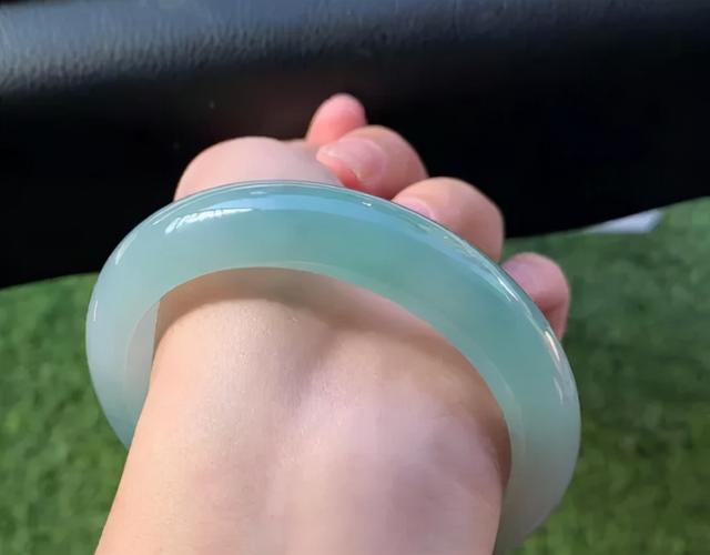 帮忙看看翡翠手镯2000买的值抖音直播间卖几千的玉镯-第5张图片-翡翠网 帮忙看看翡翠手镯2000买的值抖音直播间卖几千的玉镯-第5张图片-翡翠网