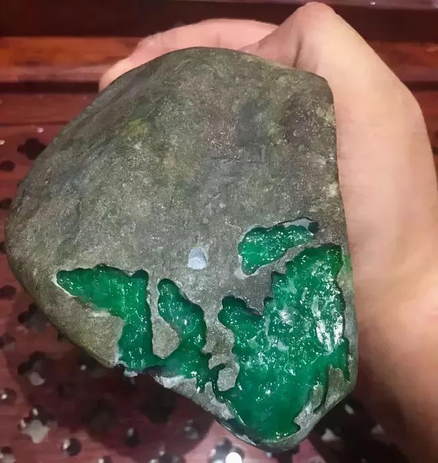 清代翡翠原石切开图片,新手赌石切开卖给谁-第5张图片-翡翠网 清代翡翠原石切开图片,新手赌石切开卖给谁-第5张图片-翡翠网