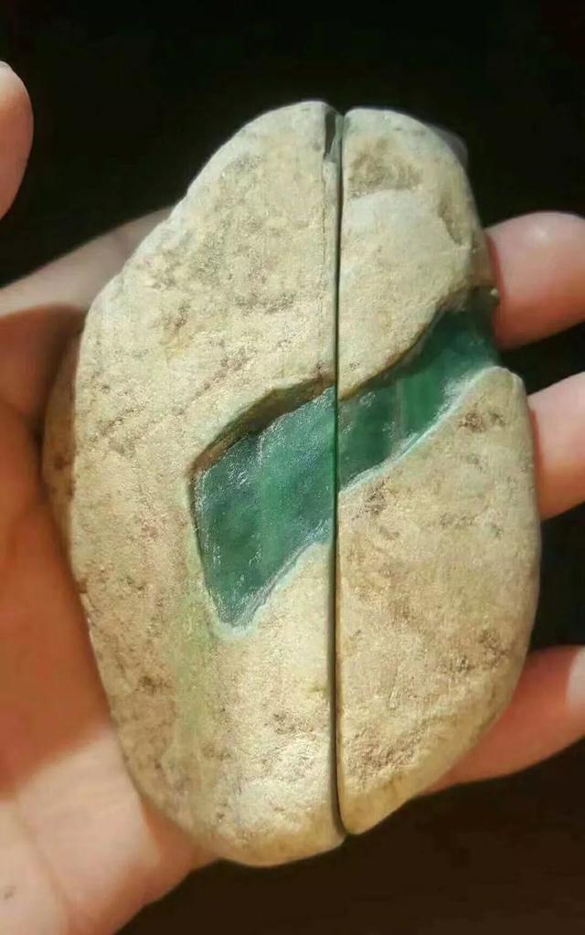 清代翡翠原石切开图片,新手赌石切开卖给谁-第11张图片-翡翠网 清代翡翠原石切开图片,新手赌石切开卖给谁-第11张图片-翡翠网