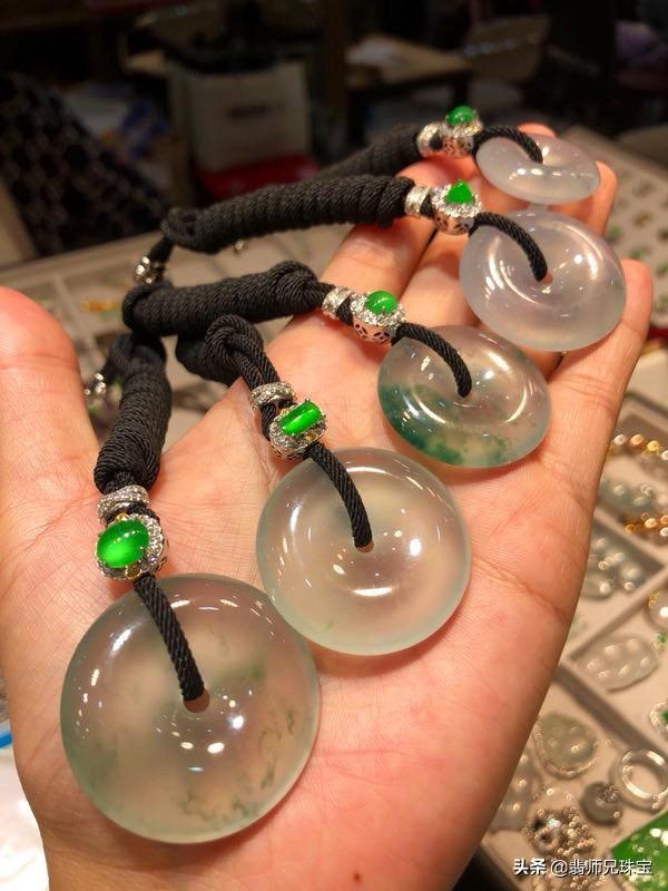 怎么看翡翠手镯有没有挂,翡翠手镯有裂纹怎么办-第1张图片-翡翠网 怎么看翡翠手镯有没有挂,翡翠手镯有裂纹怎么办-第1张图片-翡翠网