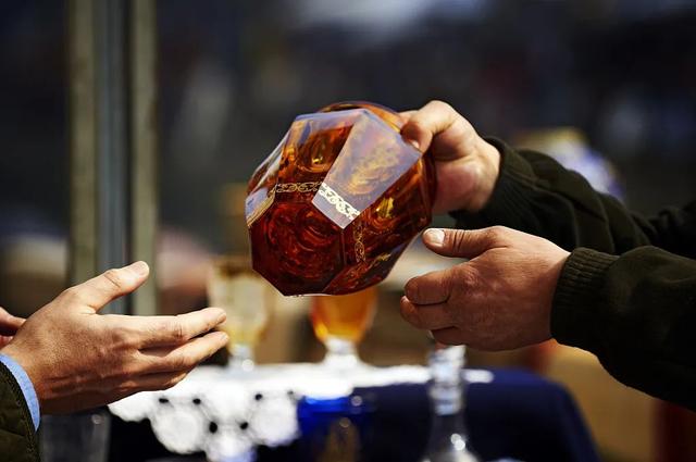 华豫之门翡翠手镯鉴定视频,华豫之门天价翡翠手镯-第1张图片-翡翠网 华豫之门翡翠手镯鉴定视频,华豫之门天价翡翠手镯-第1张图片-翡翠网