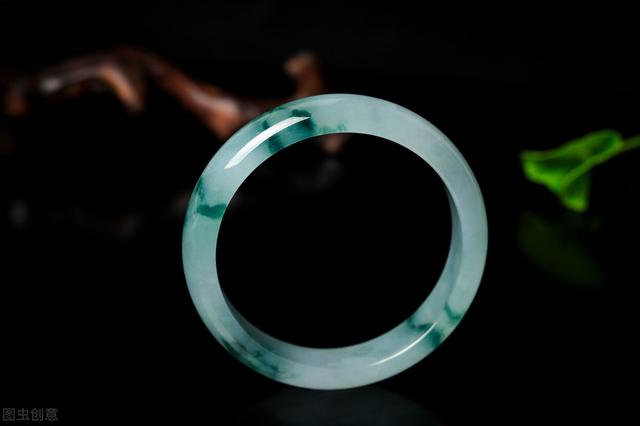 女人下雨摔坏翡翠手镯为什么玉镯不能戴左手-第1张图片-翡翠网 女人下雨摔坏翡翠手镯为什么玉镯不能戴左手-第1张图片-翡翠网