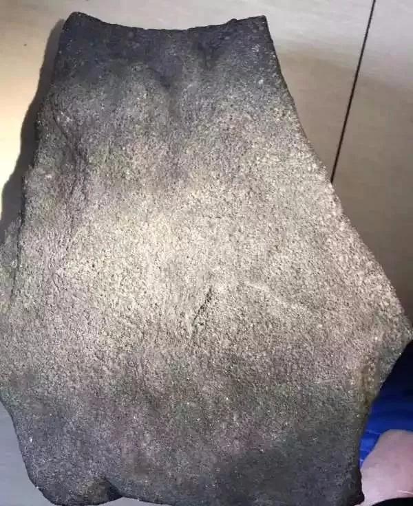 翡翠原石黑乌沙手镯,莫湾基黑乌沙原石特点-第1张图片-翡翠网 翡翠原石黑乌沙手镯,莫湾基黑乌沙原石特点-第1张图片-翡翠网