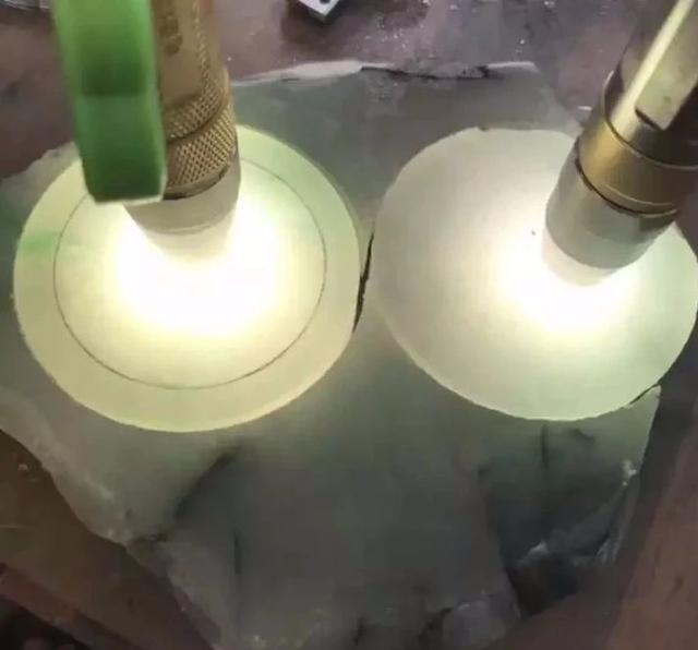 翡翠原石黑乌沙手镯,莫湾基黑乌沙原石特点-第2张图片-翡翠网 翡翠原石黑乌沙手镯,莫湾基黑乌沙原石特点-第2张图片-翡翠网