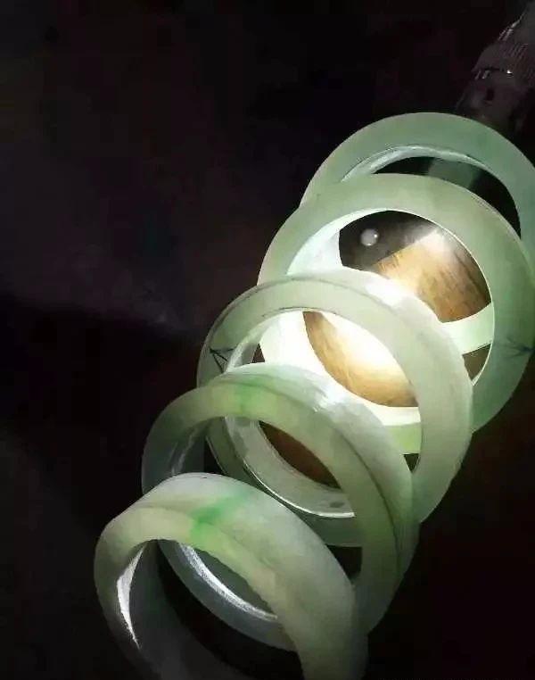 翡翠原石黑乌沙手镯,莫湾基黑乌沙原石特点-第3张图片-翡翠网 翡翠原石黑乌沙手镯,莫湾基黑乌沙原石特点-第3张图片-翡翠网