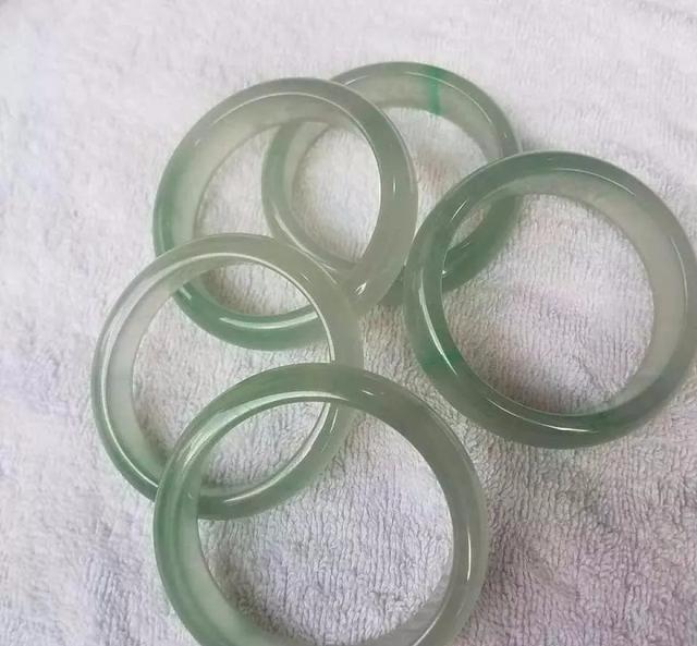 翡翠原石黑乌沙手镯,莫湾基黑乌沙原石特点-第4张图片-翡翠网 翡翠原石黑乌沙手镯,莫湾基黑乌沙原石特点-第4张图片-翡翠网