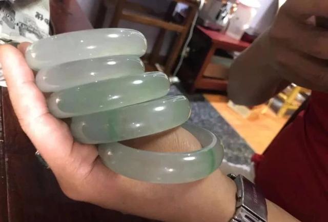 翡翠原石黑乌沙手镯,莫湾基黑乌沙原石特点-第5张图片-翡翠网 翡翠原石黑乌沙手镯,莫湾基黑乌沙原石特点-第5张图片-翡翠网