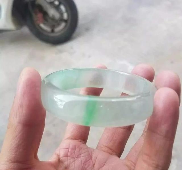 翡翠原石黑乌沙手镯,莫湾基黑乌沙原石特点-第6张图片-翡翠网 翡翠原石黑乌沙手镯,莫湾基黑乌沙原石特点-第6张图片-翡翠网