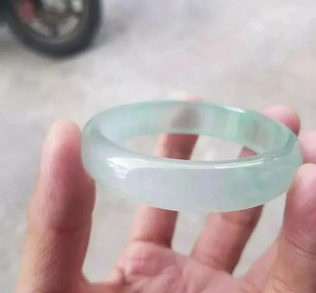 翡翠原石黑乌沙手镯,莫湾基黑乌沙原石特点-第7张图片-翡翠网 翡翠原石黑乌沙手镯,莫湾基黑乌沙原石特点-第7张图片-翡翠网