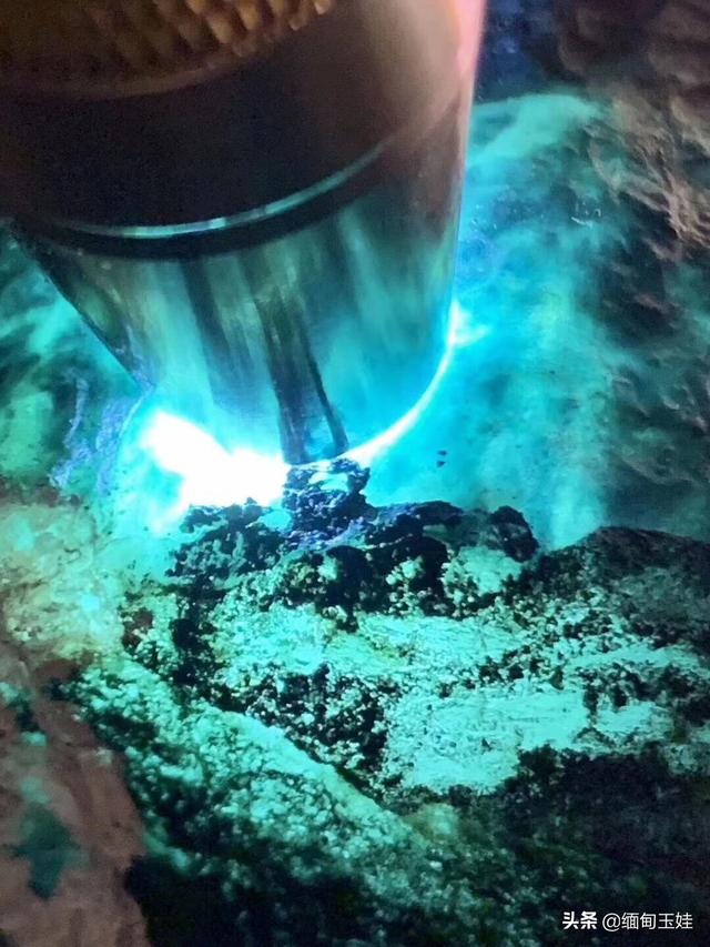 会卡场口的原石特点格应角场区翡翠原石-第1张图片-翡翠网 会卡场口的原石特点格应角场区翡翠原石-第1张图片-翡翠网