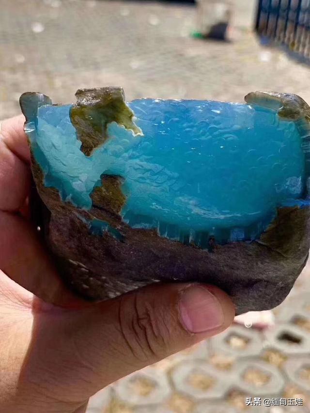 会卡场口的原石特点格应角场区翡翠原石-第2张图片-翡翠网 会卡场口的原石特点格应角场区翡翠原石-第2张图片-翡翠网