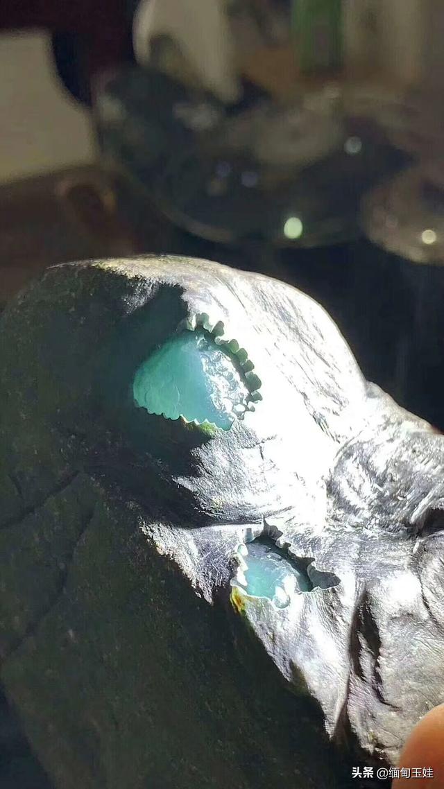 会卡场口的原石特点格应角场区翡翠原石-第3张图片-翡翠网 会卡场口的原石特点格应角场区翡翠原石-第3张图片-翡翠网