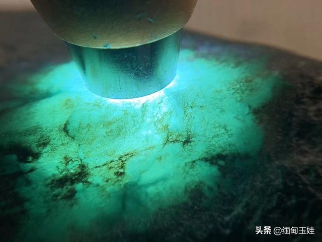 会卡场口的原石特点格应角场区翡翠原石-第5张图片-翡翠网 会卡场口的原石特点格应角场区翡翠原石-第5张图片-翡翠网