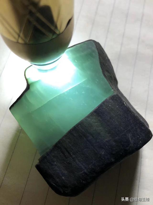 会卡场口的原石特点格应角场区翡翠原石-第7张图片-翡翠网 会卡场口的原石特点格应角场区翡翠原石-第7张图片-翡翠网