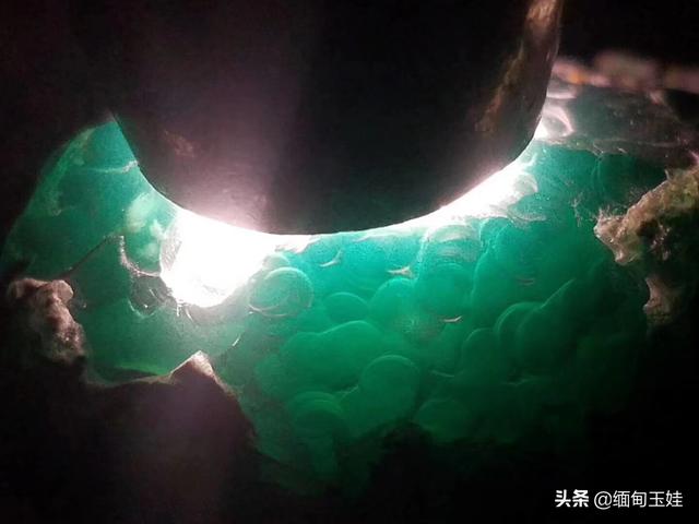 会卡场口的原石特点格应角场区翡翠原石-第8张图片-翡翠网 会卡场口的原石特点格应角场区翡翠原石-第8张图片-翡翠网