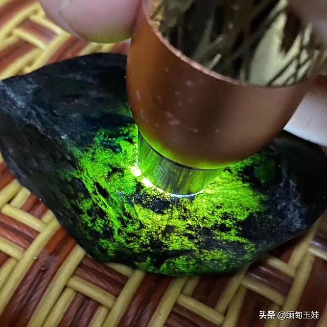 会卡场口的原石特点格应角场区翡翠原石-第9张图片-翡翠网 会卡场口的原石特点格应角场区翡翠原石-第9张图片-翡翠网